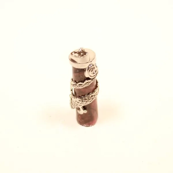 Drachen-Kettenanhänger auf Rosé-Marmor – Versilbertes Unikat - kettenanhaenger stein metall versilbert drache marmor rose
