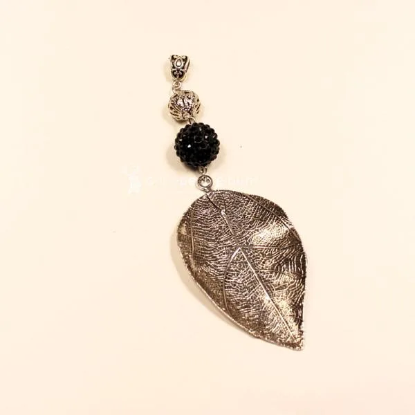 XL Kettenanhänger versilbertes Blatt mit schwarzer Glitzerperle und filigranem Muster.