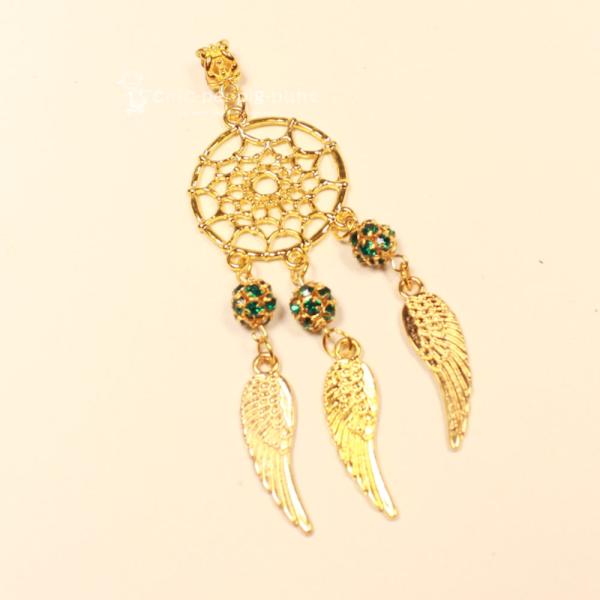 Vergoldeter Kettenanhänger Traumfänger mit drei goldenen Flügeln und funkelnden grünen Strass-Perlen.
