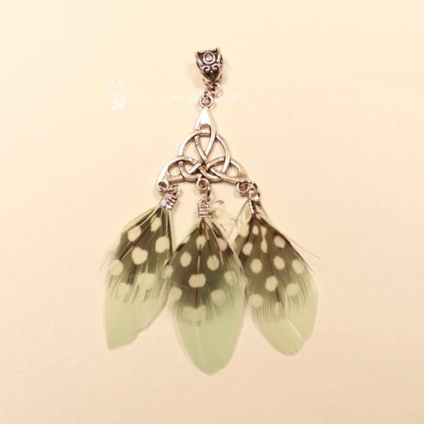 Versilberter Kettenanhänger im keltischen Design mit drei mintgrünen Federn und Polka-Dots-Muster.