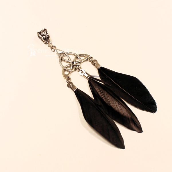 Versilberter Kettenanhänger Traumfänger rund mit drei hängenden schwarzen Federn.