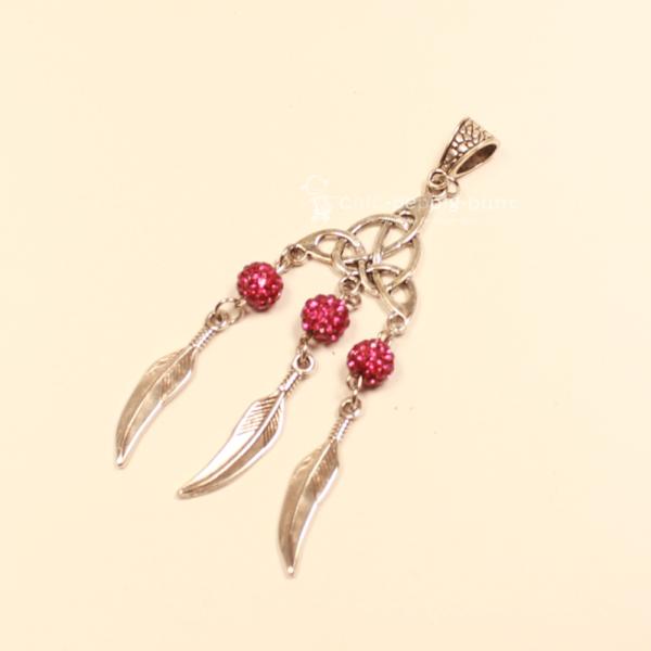 Versilberter Kettenanhänger im Traumfänger-Stil mit drei beweglichen Metallfedern und keltischem Knotenmuster.