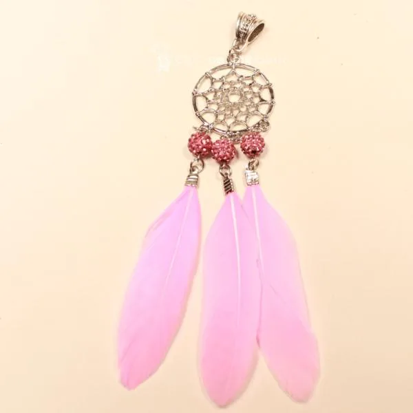 Versilberter Kettenanhänger Traumfänger mit drei rosa Federn und einer funkelnden rosa Strass-Kugel.