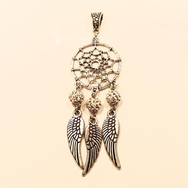 Versilberter Kettenanhänger Traumfänger mit weißer Kristall-Strassperle und drei beweglichen Metallfedern.