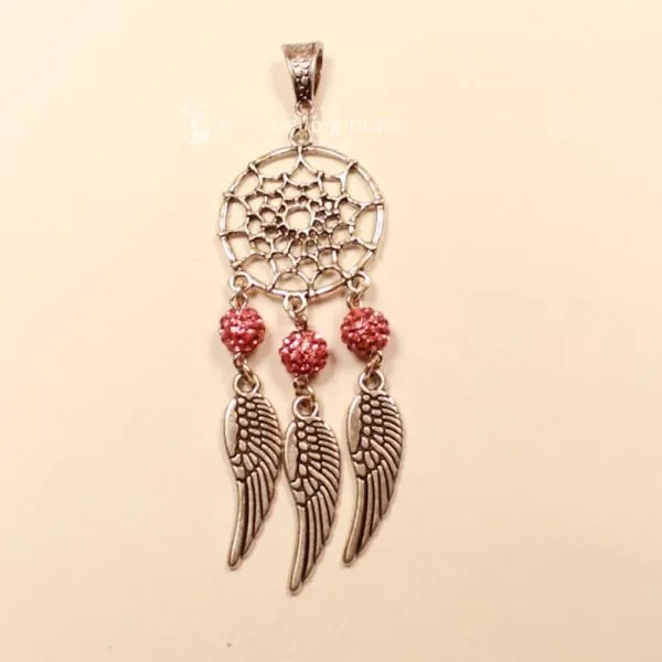 Versilberter Kettenanhänger Traumfänger mit rosa Glitzerperle und drei beweglichen Metallfedern.