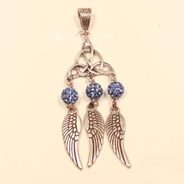 Versilberter Kettenanhänger Traumfänger mit hellblauer Glitzerperle und drei beweglichen Metallfedern.