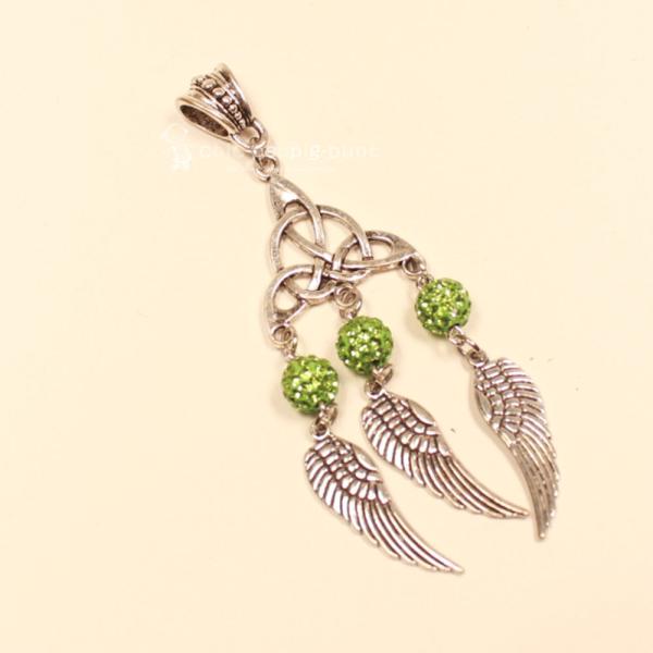 Versilberter Kettenanhänger Traumfänger mit hellgrüner Glitzerperle und drei beweglichen Metallfedern.