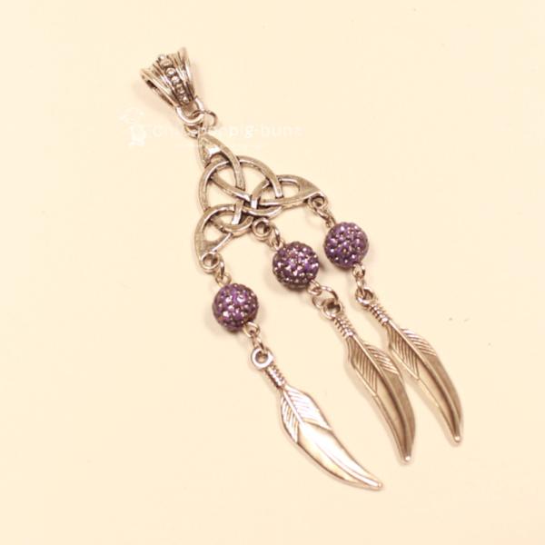 Versilberter Kettenanhänger Traumfänger mit lila Glitzerperle und drei beweglichen Metallfedern.