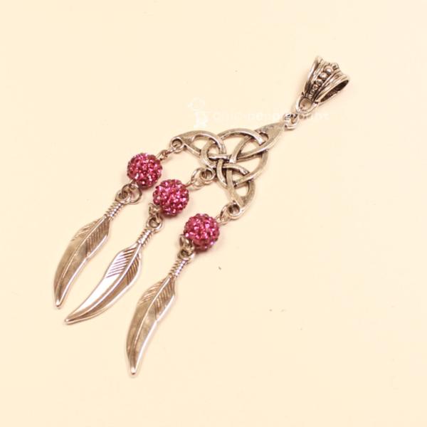 Versilberter Kettenanhänger Traumfänger mit dunkel-rosa Glitzerperle und drei beweglichen Metallfedern.