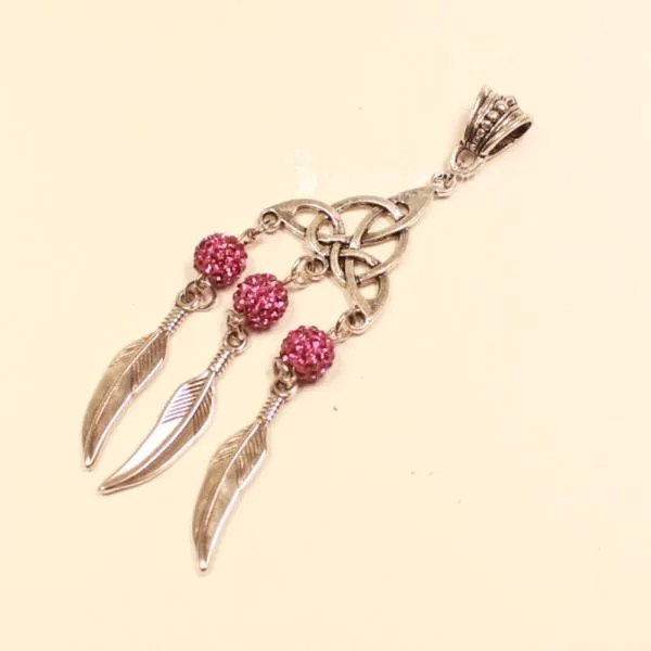 Versilberter Kettenanhänger Traumfänger mit dunkel-rosa Glitzerperle und drei beweglichen Metallfedern.