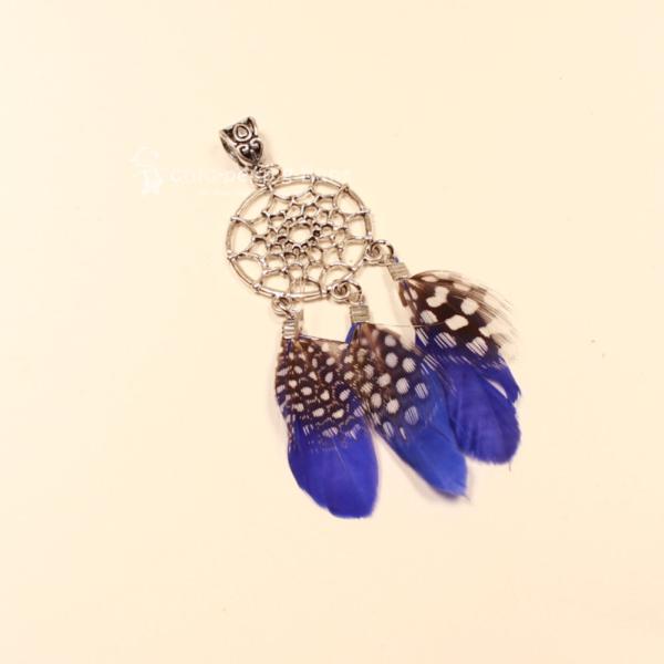 Versilberter Kettenanhänger Traumfänger rund mit drei hängenden blauen Federn.