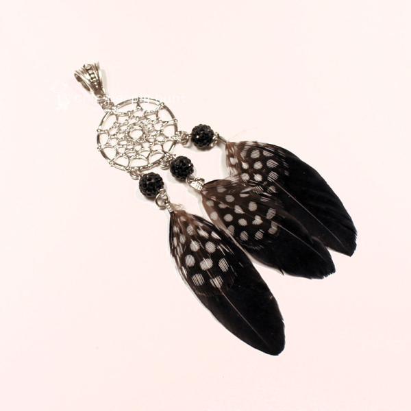 Versilberter Kettenanhänger Traumfänger mit schwarzen Federn, weißen Punkten und einer funkelnden schwarzen Strassperle.