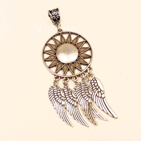 Versilberter Kettenanhänger in Sonnenform als Traumfänger mit drei beweglichen Metallfedern.