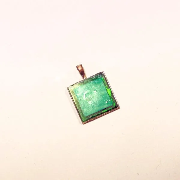 Handgefertigter Kettenanhänger mit türkisfarbener Polymer Clay Einlage in einer goldfarbenen Antik-Fassung von Perlenundmehr.