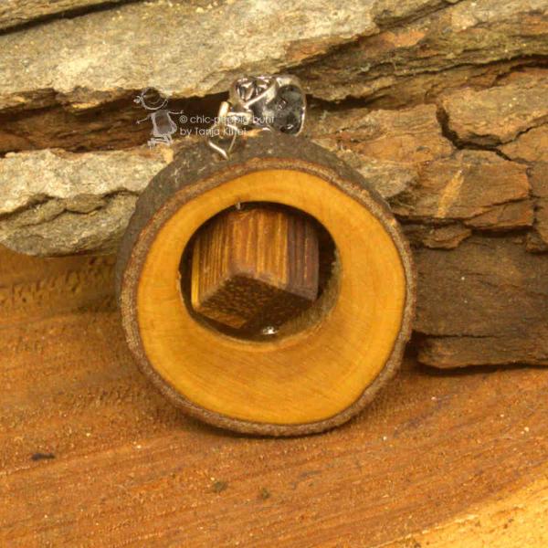 Kettenanhänger Holzwürfel in Baumscheibe Kettenanhänger Holzwürfel in Baumscheibe