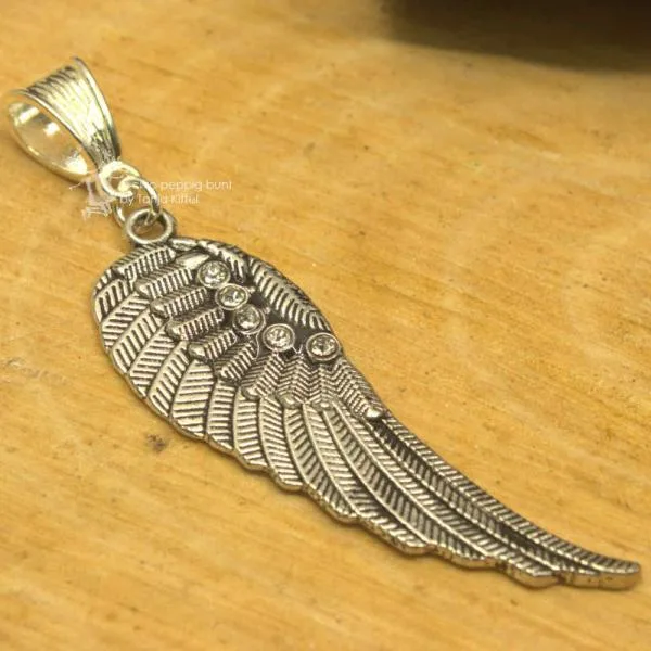 Flügel mit Strass Steinen als Kettenanhänger