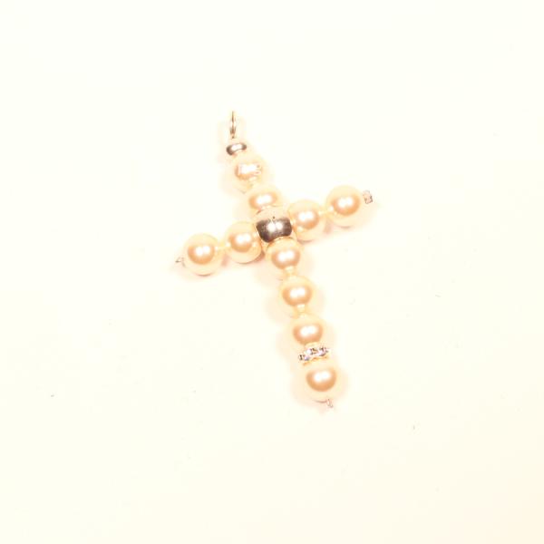 Großer versilberter Kettenanhänger in Kreuzform mit cremefarbenen Polarisperlen, Perlmutt-Effekt und funkelnden Strassrondellen.