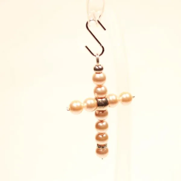 Kreuz Kettenanhänger Creme – Versilberter Schmuckanhänger - kettenanhänger gross kreuz perlen handmade metall versilbert polaris creme glänzend