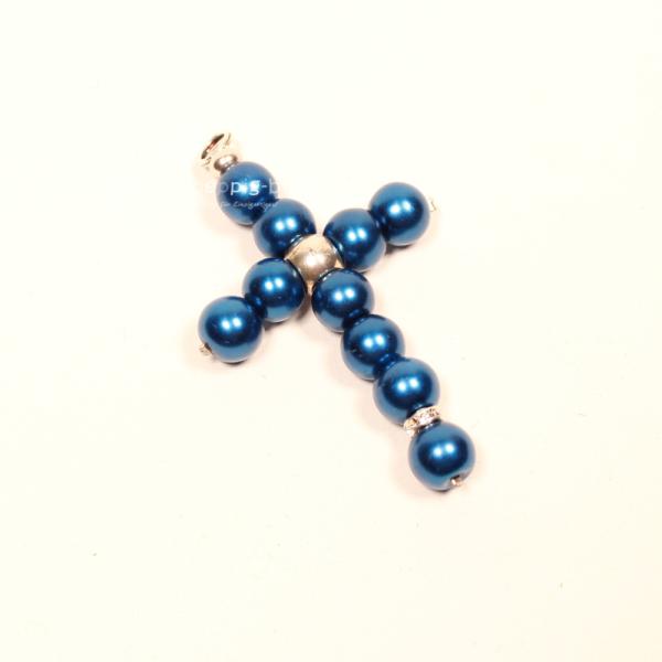 Großer versilberter Kettenanhänger in Kreuzform mit dunkelblauen Polarisperlen, Perlmutt-Effekt und funkelnden Strassrondellen.