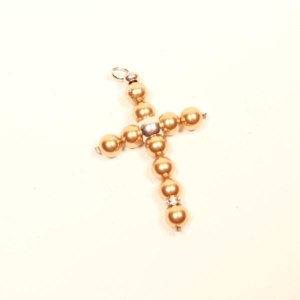 Großer versilberter Kettenanhänger in Kreuzform mit gold-glänzenden Polarisperlen, Perlmutt-Effekt und funkelnden Strassrondellen.