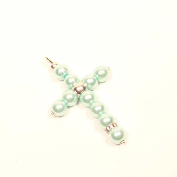 Großer versilberter Kettenanhänger in Kreuzform mit mint-blauen Polarisperlen, Perlmutt-Effekt und funkelnden Strassrondellen.