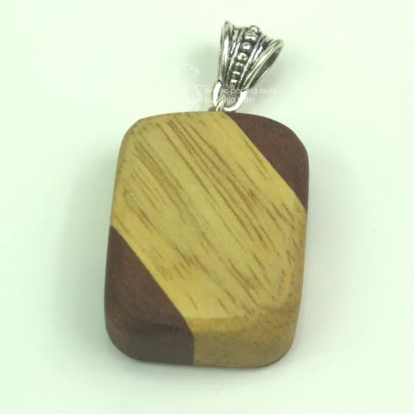 Pferdekopf in verleimtem Holz als Kettenanhänger
