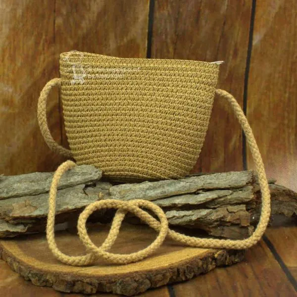 kleine Handtasche in der Form eines Korbes