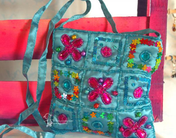 Kinder Handtasche mit aufgenähten Glitzersteinen Kinder Handtasche mit aufgenähten Glitzersteinen