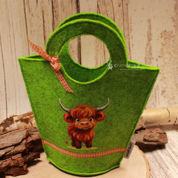 Handgenähte grüne Kindertasche aus Filz mit gepresstem Rind-Motiv, runden Griffen und kleiner Schleife der Marke weidräwöl.