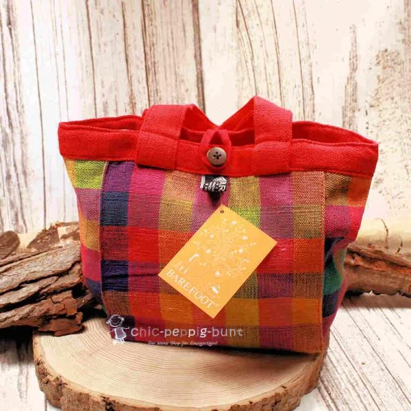 Kleine rote Lunch Bag von Barefoot mit Karomuster aus handgewebtem Stoff als umweltfreundliche Handtasche.