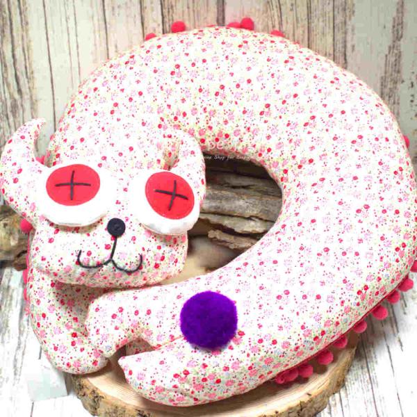 Monster Nackenkissen Rot Rosa Blumenmuster Dekokissen Reisekissen Pompons 36cm