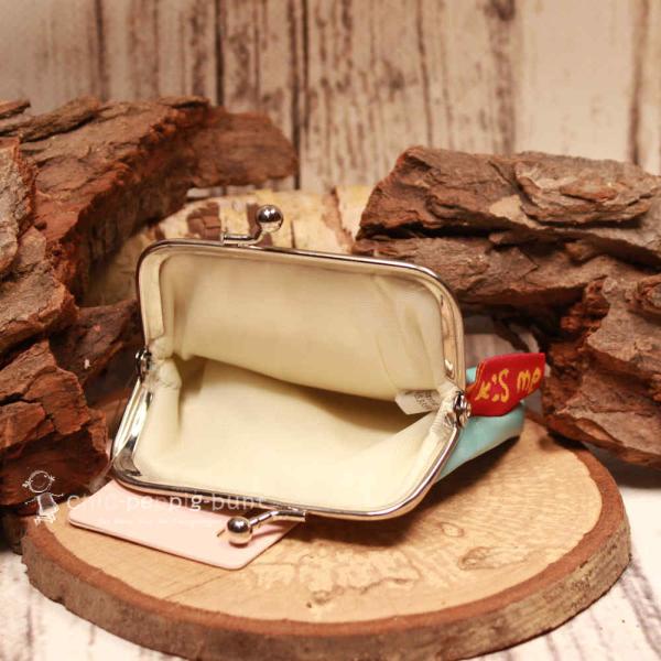 Geöffnete Einhorn-Bügelbörse mit Blick in das geräumige Innenfach für Kleingeld und Scheine.