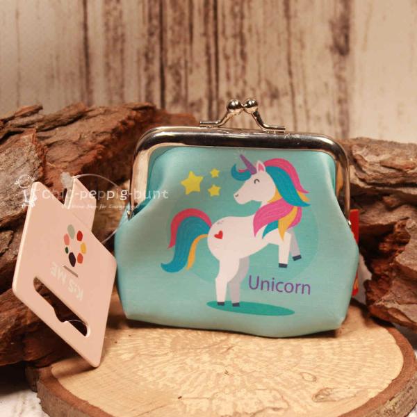 Kleine Knipsbörse aus Kunstleder mit buntem Einhorn-Motiv und silbernem Knippverschluss.