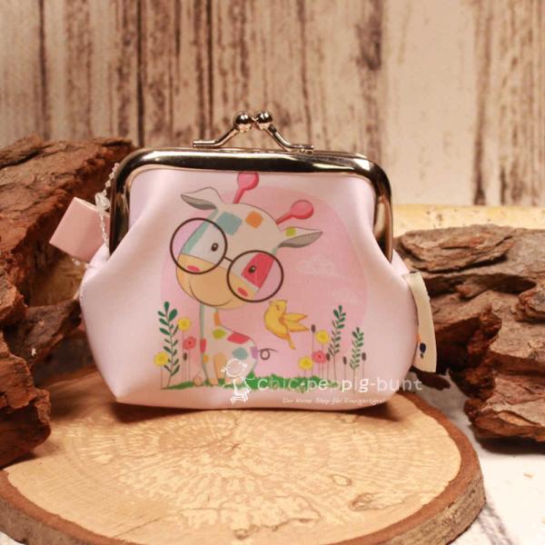 Kleine Knipsbörse aus Kunstleder mit modernem Giraffen-Grafik-Motiv und silbernem Metallbügel.