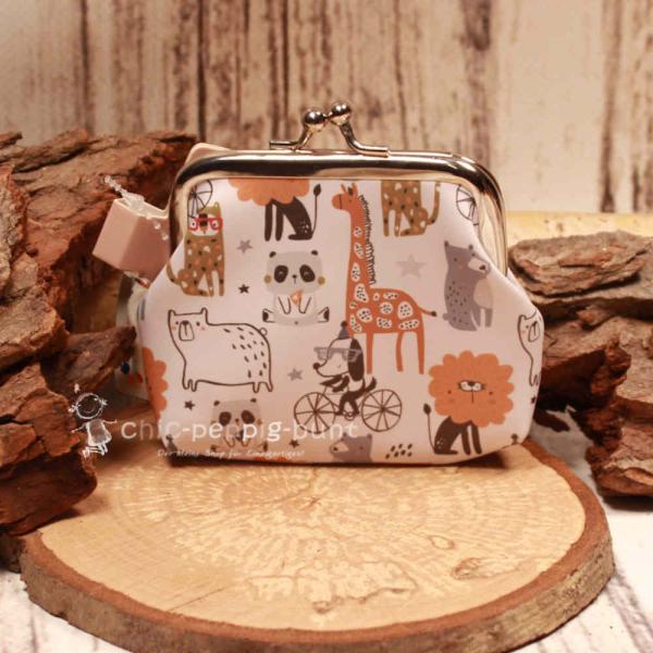 Detailaufnahme der Kunstleder-Oberfläche des Giraffen-Geldbeutels mit robustem Clipverschluss.