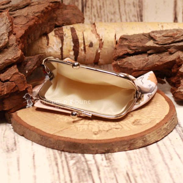 Geöffnete Giraffen-Bügelbörse mit Blick in das geräumige Innenfach für Münzen und Scheine.