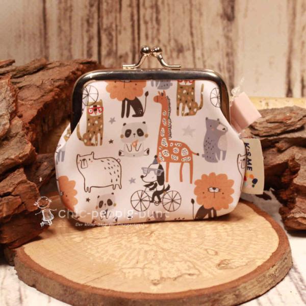 Kleine Knipsbörse aus Kunstleder mit modernem Giraffen-Grafik-Motiv und silbernem Metallbügel.