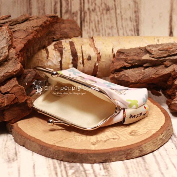 Geöffnete Giraffen-Bügelbörse mit Blick in das geräumige Hauptfach für Kleingeld und Scheine.