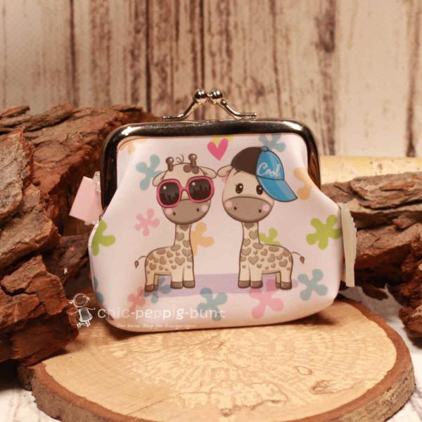 Kleine Knipsbörse aus Kunstleder mit grafischem Giraffen-Motiv und silbernem Knippverschluss.