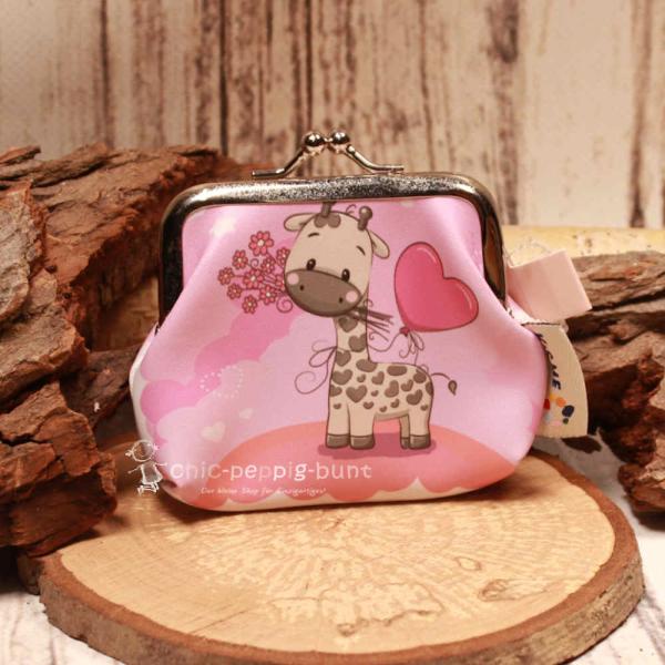 Detailaufnahme der Kunstleder-Oberfläche des Giraffen-Geldbeutels mit robustem Clipverschluss.