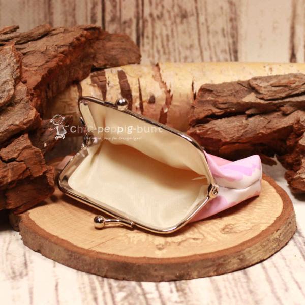 Geöffnete Giraffen-Bügelbörse mit Blick in das geräumige Hauptfach für Kleingeld und Scheine.