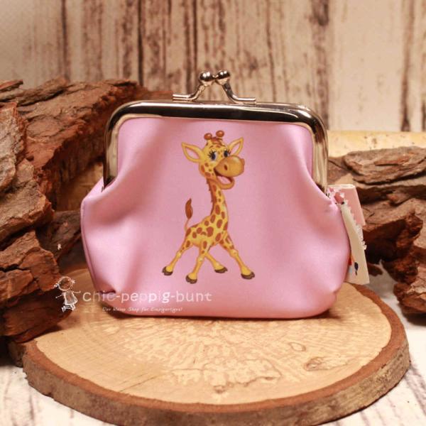 Detailaufnahme der Kunstleder-Oberfläche des Giraffen-Geldbeutels mit robustem Clipverschluss.