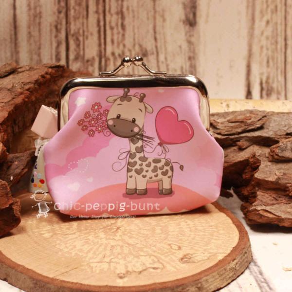 Kleine Knipsbörse aus Kunstleder mit grafischem Giraffen-Motiv und silbernem Knippverschluss.