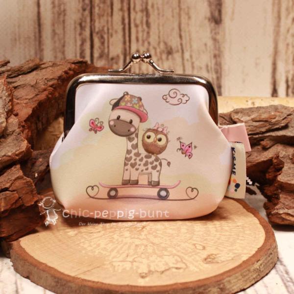 Detailaufnahme der Kunstleder-Oberfläche des Giraffen-Geldbeutels mit robustem Clipverschluss.