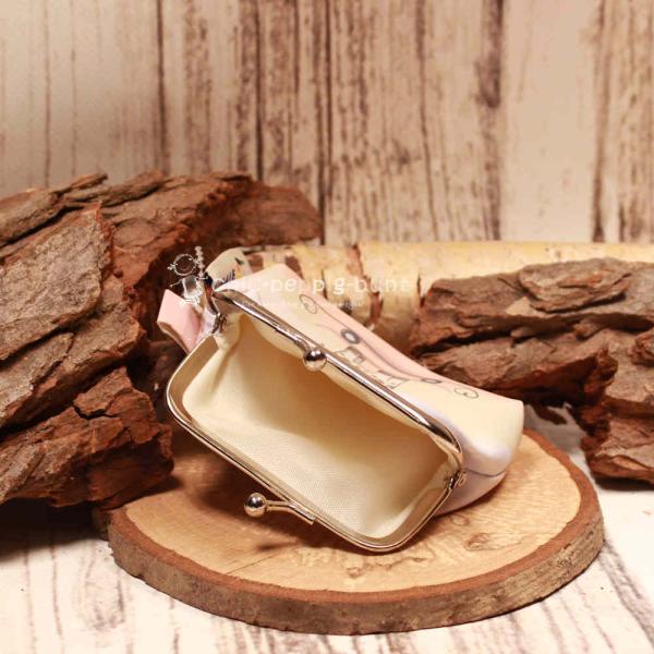 Geöffnete Giraffen-Bügelbörse mit Blick in das geräumige Innenfach für Münzen und Scheine.