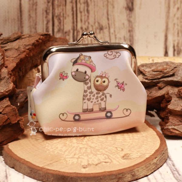 Kleine Knipsbörse aus Kunstleder mit modernem Giraffen-Grafik-Motiv und silbernem Knippverschluss.