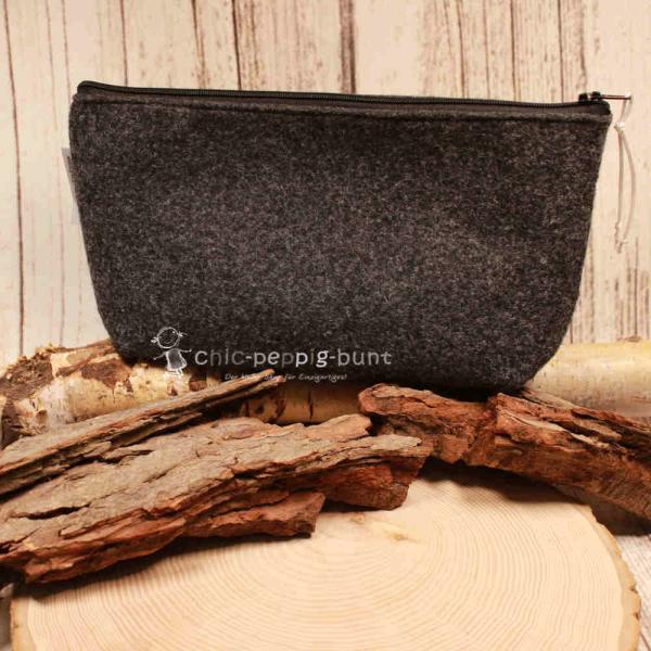 Nahaufnahme der farbenfrohen Punkte-Bordüre und Blumen-Stickerei auf der Handmade Kulturtasche.