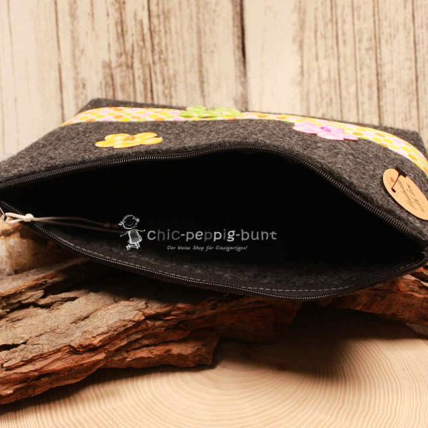 Kompakte Handmade Filztasche 24 x 12 cm mit Pünktchen-Design auf neutralem Grund.