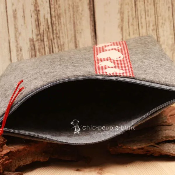 Filz-Kosmetiktasche 24x12 cm von weidräwöl auf einem hellen Hintergrund.