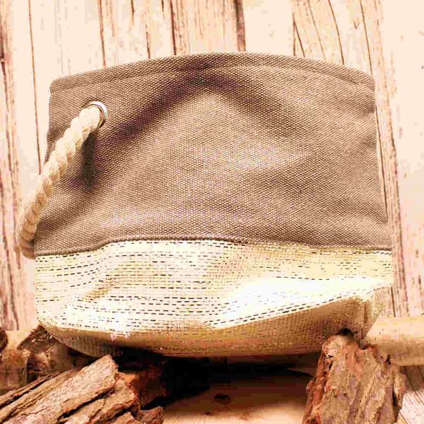 Stabiler Reißverschluss der hellgrauen Utensilientasche aus stoff